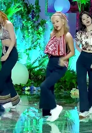 TWICE - Sana and Jihyo