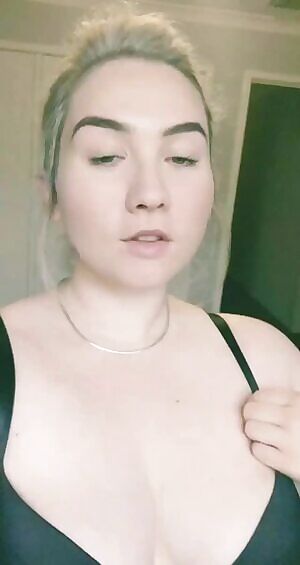 What do you think of my tits? leave me a cute message to read in the morning! 😘