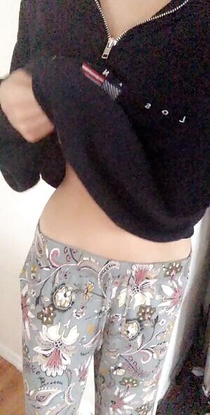 hiding my figure under sweats around family... come undress me on ? 🤭♥️