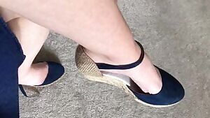 I want your mouth on my tired achy feet 👄