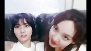 TWICE - Nayeon and her delicious bread