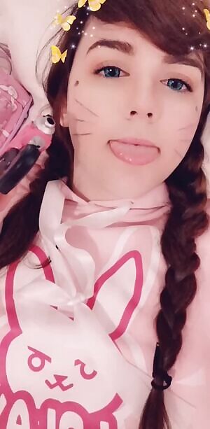 I'm your girl friends younger brother 😘 would I temp you?