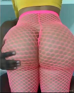 This subreddit needs more fishnets