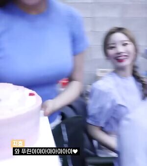 Twice - Momo & Jihyo