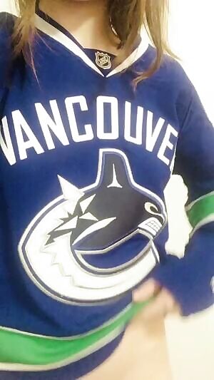 Yay we won!! posting nudes beore games might become a new superstition... also, it turns out that it's really difficult to hold a phone and lift up a hockey jersey at the same time 😅