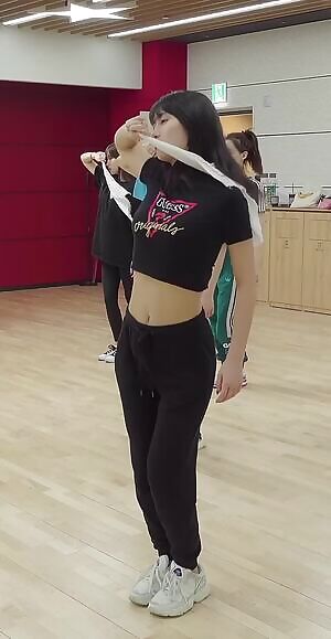 TWICE - Momo