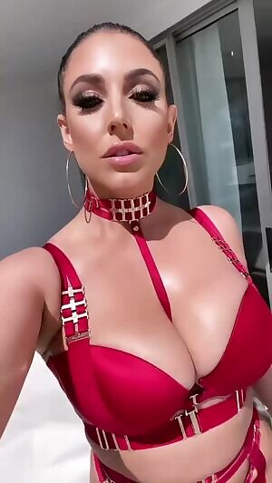 Jiggle while she walks