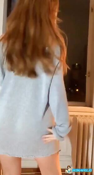 Redhead twerking:)