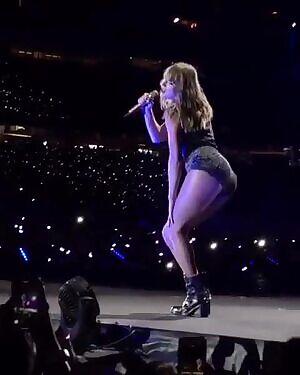 I want Taylor Swift to FaceTime her boyfriend while I’m fucking her brains out