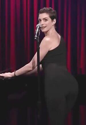 Anne Hathaway shaking her fat MILF ass