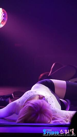 Stellar's Minhee performing Marionette