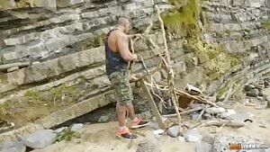 Body Builder MAN And A Fit Hottie GIRL Have Athletic Sex In Public