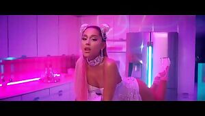 front view of Ari on all 4's