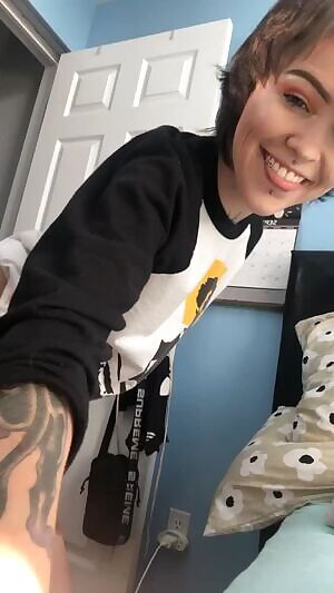 Have I ever mentioned how much I love this sub??? To have everyone saying fuck gender roles and embrace their beauteous androg features?? I love everyone posting here, I’m happy there’s a safe place also here’s some 🅱️ooty