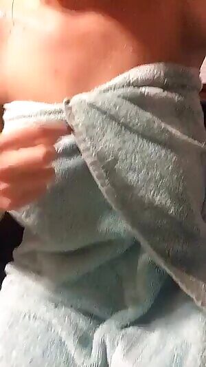 Dropping Towel Reveal Big Boobs