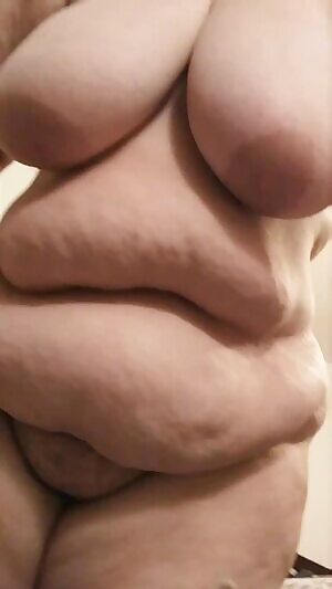 Jiggly tits & tummy for your Titty Tuesday 😘