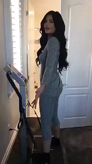 booty jiggling