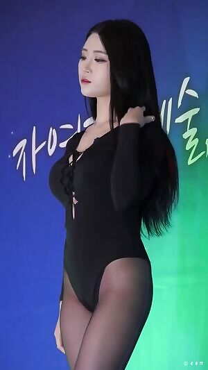 Girl Crush - Bomi G-String exposure