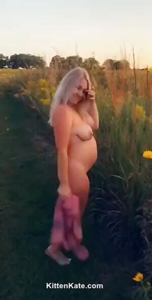 I made a gif :) 33 weeks & getting naked during my photo shoot 💕