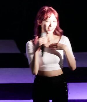 WJSN - Luda lowering her top to reveal her shoulders