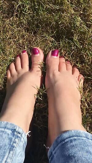 I love having my toes in the grass 🌲