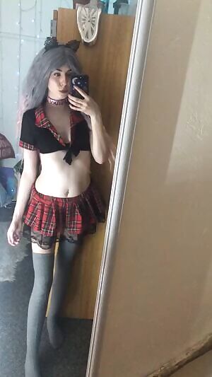 This 19 year old sex kitten wants to play! I’m available for vanilla and domme— and 420 friendly! 💕 //