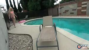 Jenna Gargles knows how to walk onto a porn shoot!