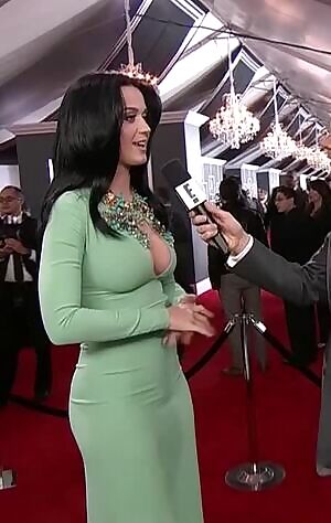 Katy Perry in the famous green dress make dead man alive