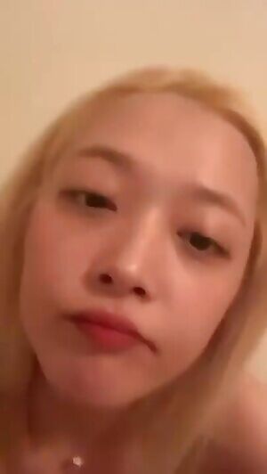 Sulli - Giving a lil peek