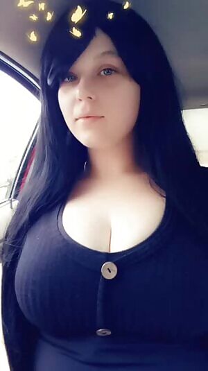 A quick peek in a very busy parking lot 🖤