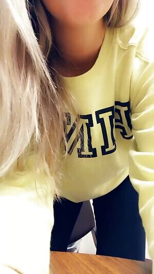 All these Christmas cookies going to my boobs and ass drop. 🍪