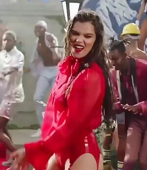 Hailee Steinfeld never fails to turn me on