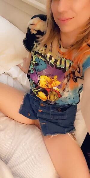 Short skirt with no panties is my favorite🥰what do you guys think? 34