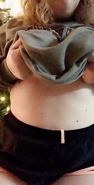 Dontcha just love my cute nipples😋