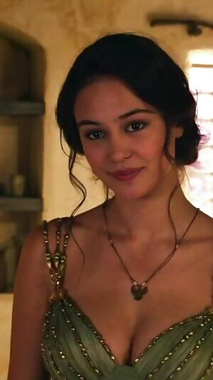 Courtney Eaton's dick pleasing cleavage & cute face are a winning combination