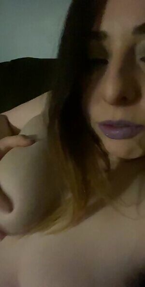 Purple lips and big tits 💋