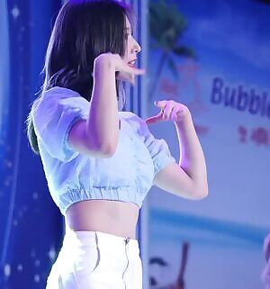 Fromis_9 - Saerom yummy tummy and slurpy sweaty back