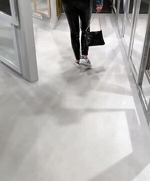 Ich liebe die Blicke wenn ich in Lack shoppen gehe🖤