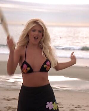 Cute and Busty nude scene: Victoria Silvstedt - Boardheads