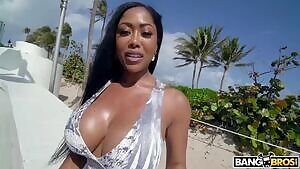 Moriah Mills Showing Off Her Big Ass On The Boardwalk