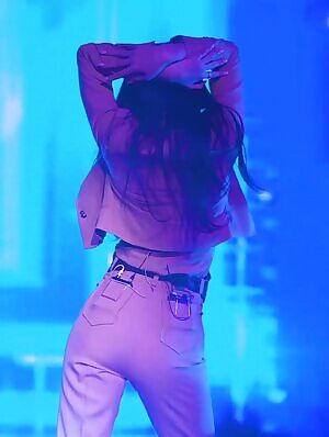 Seolhyun as a classy sexy businesswoman is just so fucking hot, I love how even with lots of clothes she manages to be as fine as fuck