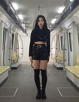 LOONA - Olivia Hye & Heejin