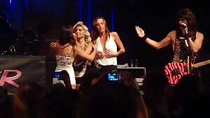 Kissing during a Steel Panther concert