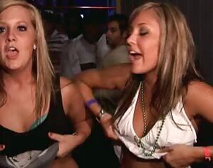 Happy Girls Flashing!