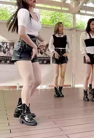 Dreamcatcher Gahyeon sexy little butt!