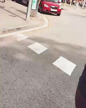 Flashing her incredibly nice ass in the middle of the street, no one notices😯😯