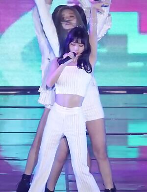 TWICE - Momo