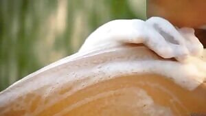 Ushuaia shower gel advert