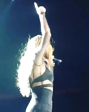 Selena Gomez has a amazing tight little ass