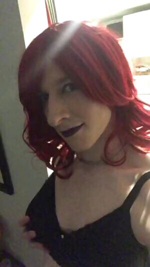 I’m starting to like darker lipstick 💋